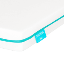 Materasso per lettino Flow BabyDream alto 9 cm, schiuma 25 kg/m3, rivestimento sfoderabile con cerniera lavabile e certificazione Oeko-Tex®. Fatto in Spagna.