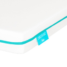 Matelas pour berceau Flow BabyDream 1000 60x120 de hauteur 9 cm, mousse 25 kg/m3, déhoussable avec fermeture éclair lavable et certification Oeko-Tex®. Fabriqué en Espagne.