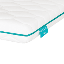 Matelas pour berceau Flow BabyDream Soft de 12 cm de haut, rembourré de mousse 25 kg/m3, déhoussable avec fermeture éclair lavable et certification Oeko-Tex®. Fabriqué en Espagne.