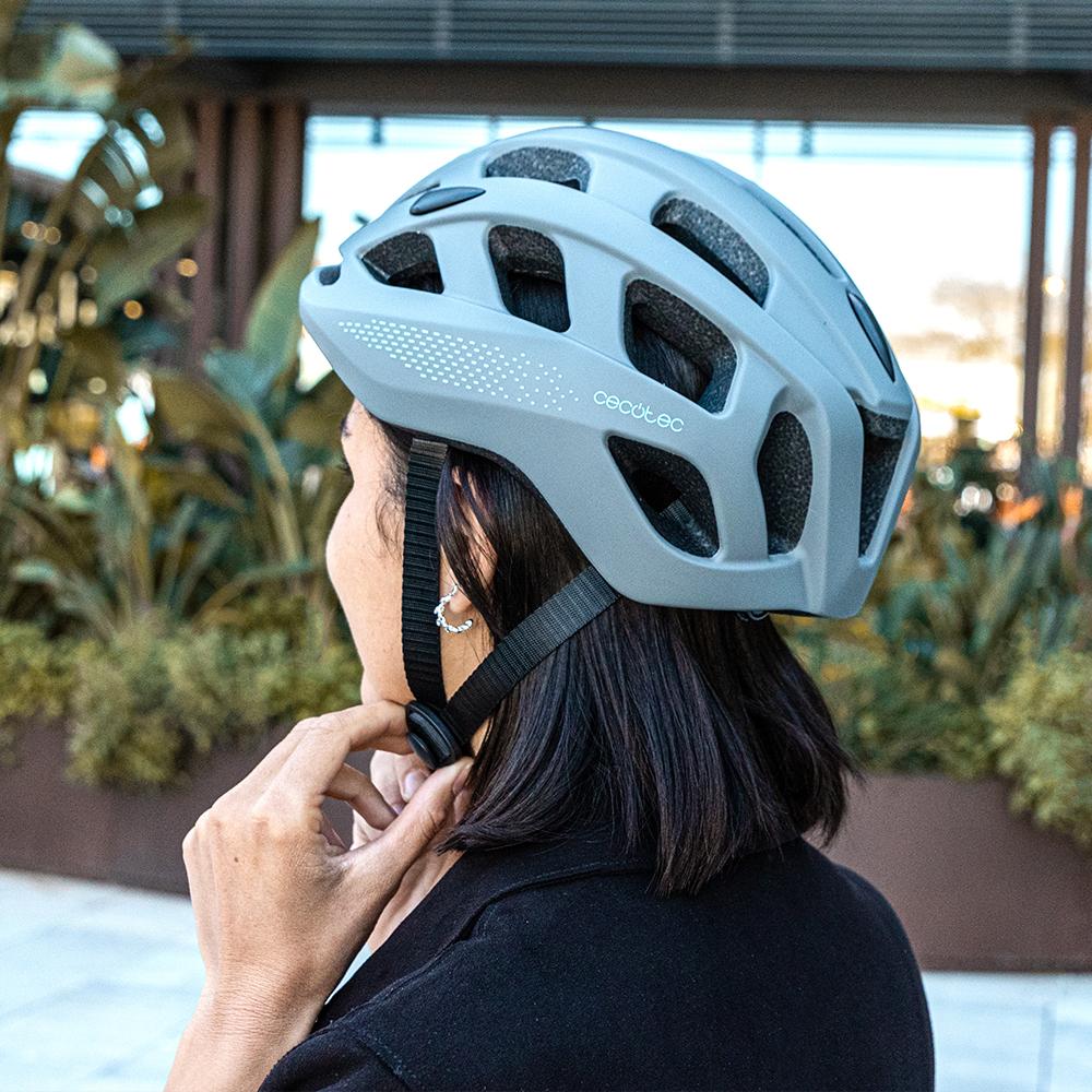 Casco Cecotec BrainGuard Sprinter Grey en uso con ventilación lateral