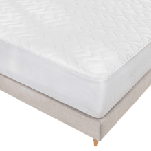 Flow ProtectMattress 1000 CloudSense (180) Protector de colchón acolchado de 130 grs/m2. Transpirable e impermeable en un 100%. Lavado fácil hasta 60 grados. Adaptable a colchones de hasta 30 cm de altura. Fabricado en España con certificado Oekotex.