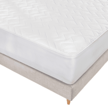 Flow ProtectMattress 1000 CloudSense (105) Protector de colchón acolchado de 130 grs/m2. Transpirable e impermeable en un 100%. Lavado fácil hasta 60 grados. Adaptable a colchones de hasta 30 cm de altura. Fabricado en España con certificado Oekotex.