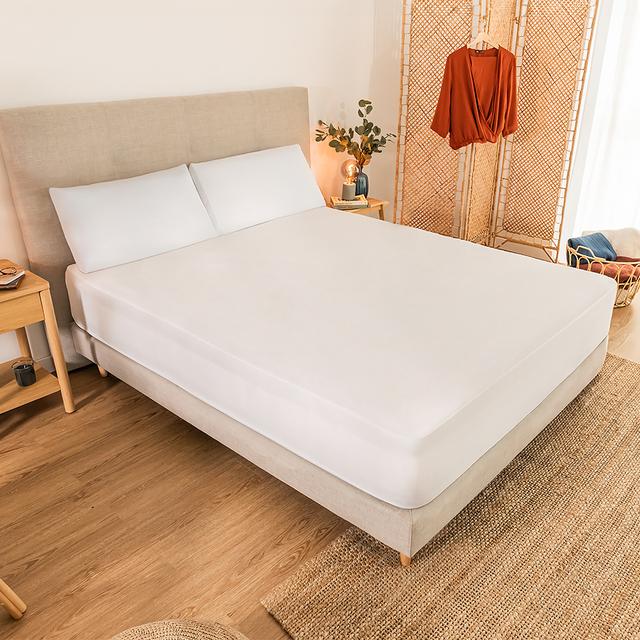 Flow ProtectMattress 1000 (180) Protège-matelas respirant et imperméable. Le tissu-éponge est composé à 100 % de coton. Lavage facile jusqu'à 60 degrés. Il convient aux matelas d'une hauteur maximale de 26 cm. Fabriqué en Espagne avec certification Oeko-Tex®.