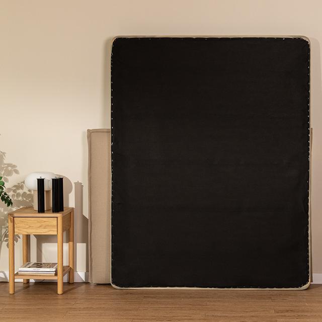 Flow BedSupport Beige 110x200 Se trata de un tablero de madera extra dura, cuenta con un marco y cinco barras de acero transversales para aportar un extra de resistencia, siendo capaz de soportar  el peso de cualquier tipo de colchón.Este tablero, viene tapizado con fibra hipoalergénica y tejido 3D beige, ambos componentes son altamente transpirables, además añadimos cuatro válvulas de aireación para otorgar la máxima durabilidad.