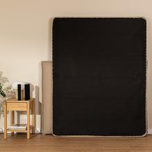 Flow BedSupport Beige 110x200 Se trata de un tablero de madera extra dura, cuenta con un marco y cinco barras de acero transversales para aportar un extra de resistencia, siendo capaz de soportar  el peso de cualquier tipo de colchón.Este tablero, viene tapizado con fibra hipoalergénica y tejido 3D beige, ambos componentes son altamente transpirables, además añadimos cuatro válvulas de aireación para otorgar la máxima durabilidad.