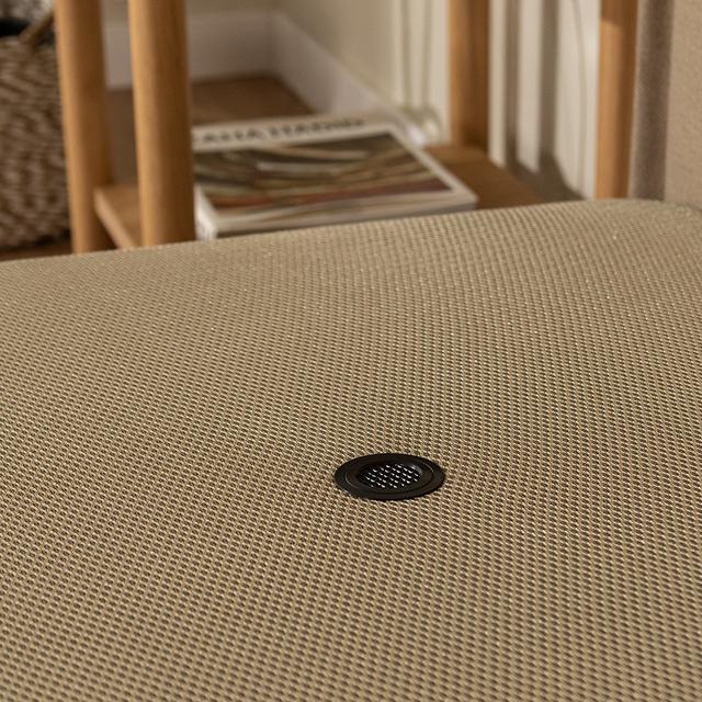 Flow BedSupport Beige 110x200 Se trata de un tablero de madera extra dura, cuenta con un marco y cinco barras de acero transversales para aportar un extra de resistencia, siendo capaz de soportar  el peso de cualquier tipo de colchón.Este tablero, viene tapizado con fibra hipoalergénica y tejido 3D beige, ambos componentes son altamente transpirables, además añadimos cuatro válvulas de aireación para otorgar la máxima durabilidad.