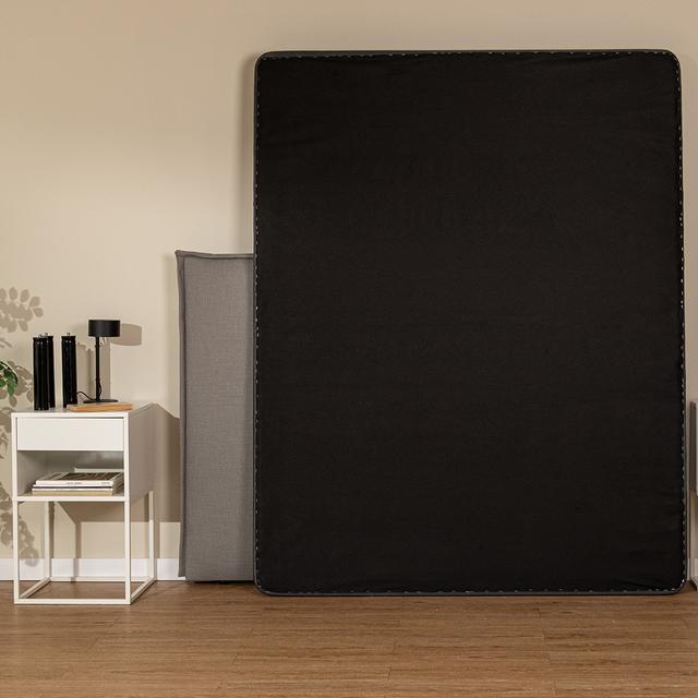 Flow BedSupport Gris 180x190 Se trata de un tablero de madera extra dura, cuenta con un marco y cinco barras de acero transversales para aportar un extra de resistencia, siendo capaz de soportar  el peso de cualquier tipo de colchón.Este tablero, viene tapizado con fibra hipoalergénica y tejido 3D gris, ambos componentes son altamente transpirables, además añadimos cuatro válvulas de aireación para otorgar la máxima durabilidad.