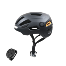BrainGuard Flash casco seguro y comodo sin comprometer el estilo, con intermitentes y luz trasera Bluetooth que se pueden activar desde el manillar. La luz frontal mejora la visibilidad nocturna. Fabricado con materiales ligeros y resistentes, el casco es ajustable a cualquier tamaño de cabeza. Además, la carga mediante cable USB-C asegura que tu casco esté siempre listo para la próxima aventura.